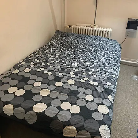 Right At The Metro Station Гостевой дом