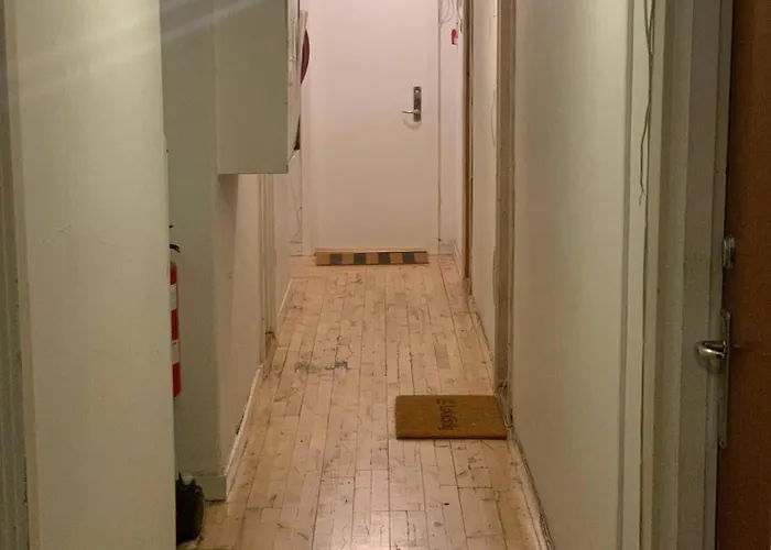 Right At The Metro Station Gasthuis